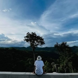 Listen to หล่นหายระหว่างทาง song with lyrics from Phumin