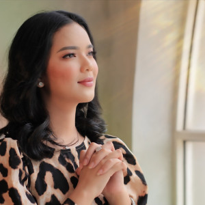 Dengarkan Holong Na Dipaimabaru lagu dari Putri Siagian dengan lirik