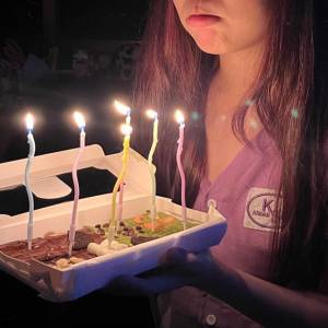 Dengarkan lagu อยากจีบเธอตอนเน้อ nyanyian Secret Boy dengan lirik