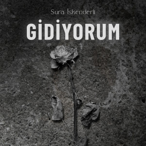 Dengarkan lagu Gidiyorum nyanyian Sura İskenderli dengan lirik