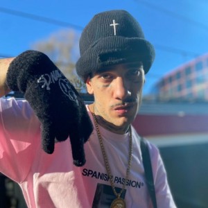 Dengarkan lagu ERA MENTIRA nyanyian Pirris Sosa dengan lirik