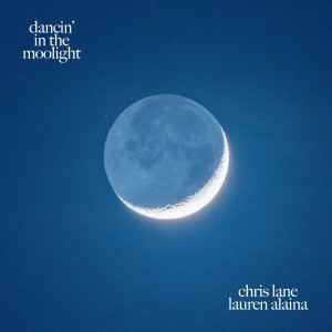 Dengarkan lagu Dancin' In The Moonlight (feat. Lauren Alaina) nyanyian Chris Lane Band dengan lirik