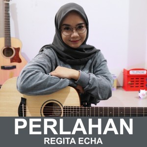 ดาวน์โหลดและฟังเพลง Perlahan พร้อมเนื้อเพลงจาก Regita Echa