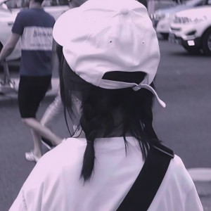 Dengarkan lagu 五指之间还残留你的昨天 (0.8x) nyanyian 我是阿格 dengan lirik
