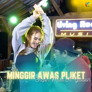 Dengarkan Minggir Awas Pliket lagu dari Shepin MIsa dengan lirik