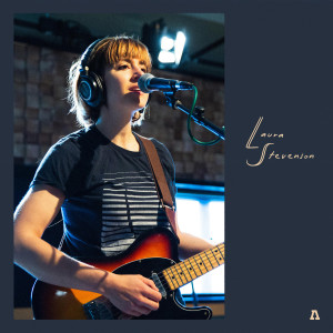 ดาวน์โหลดและฟังเพลง Hawks (Audiotree Live Version) พร้อมเนื้อเพลงจาก Laura Stevenson
