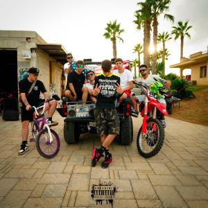 收聽Vuem的FASTHOUSE (Explicit)歌詞歌曲