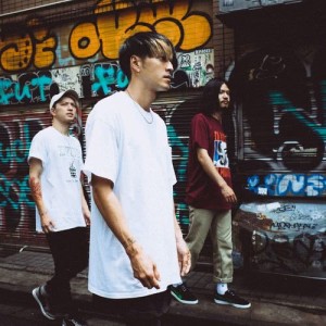 ดาวน์โหลดและฟังเพลง White Flag พร้อมเนื้อเพลงจาก SWANKY DANK
