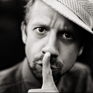 Dengarkan lagu Daug Kas Tau Sako (feat. Vaidas Baumila) nyanyian Linas Adomaitis dengan lirik