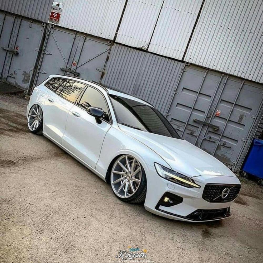 PRA ENTRAR NA MINHA VOLVO SÓ MAIORES DE +18 (feat. MC EMOJI & MC JOVEM RARO) (Explicit)