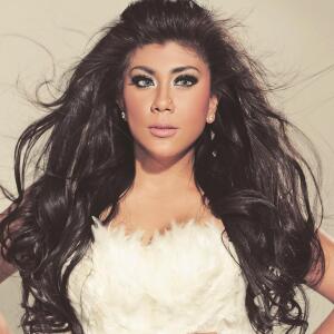 ดาวน์โหลดและฟังเพลง Aku Jatuh Cinta พร้อมเนื้อเพลงจาก Regina