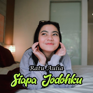 ดาวน์โหลดและฟังเพลง SIAPA JODOHKU พร้อมเนื้อเพลงจาก RATU AULIA