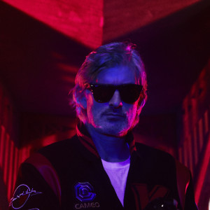ดาวน์โหลดและฟังเพลง Outsider (Donald Durand Remix) พร้อมเนื้อเพลงจาก Kavinsky
