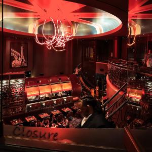 ดาวน์โหลดและฟังเพลง Coming Down (feat. Taylor Rae) (Explicit) พร้อมเนื้อเพลงจาก vizzy