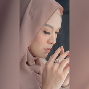 Dengarkan lagu Syukuri nyanyian Delia Septianti dengan lirik