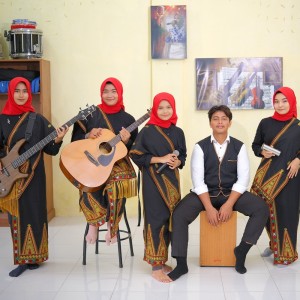ดาวน์โหลดและฟังเพลง Membangun Negri (Acoustic) พร้อมเนื้อเพลงจาก Siti Aisyah