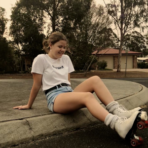 Dengarkan Clearly lagu dari Laura Hennessy dengan lirik