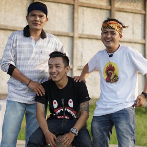 Listen to Pelung Manggung song with lyrics from Yudi Wateangin