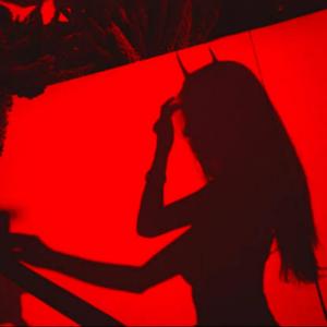 Listen to Brincando En La Cama Y El Cuarto Lleno De Humo song with lyrics from Scizor