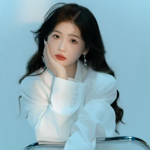 Listen to 谈情不拿别人比 (完整版) song with lyrics from 豆芽