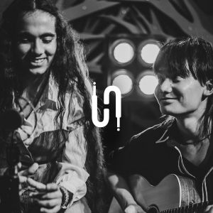 收聽Inayat Kaur Bajaj的Hum Dono歌詞歌曲