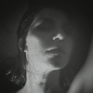 ดาวน์โหลดและฟังเพลง Party พร้อมเนื้อเพลงจาก Aldous Harding