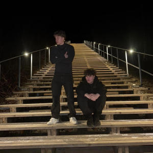 收聽STANZA的Sano mitä vaa (feat. CAPITAN) (Explicit)歌詞歌曲