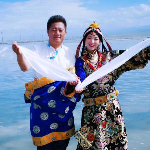 Dengarkan lagu Wen Cheng Gong Zhu (Ban Zou Ban) (伴奏) nyanyian 洛桑尖措 dengan lirik