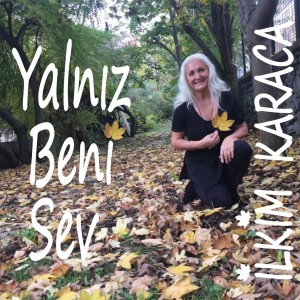 收聽İlkim Karaca的Yalnız Beni Sev歌詞歌曲