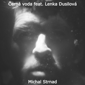 Dengarkan lagu Černá voda nyanyian Michal Strnad dengan lirik