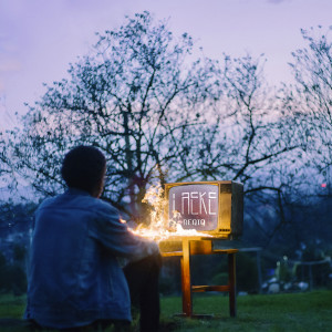 Dengarkan lagu Anumka nyanyian Laeke dengan lirik