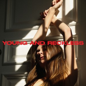收聽Charlotte Lawrence的Young and Reckless歌詞歌曲