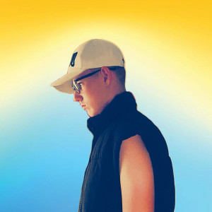 Dengarkan lagu Zimski (Explicit) nyanyian Denzy dengan lirik