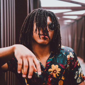 Dengarkan lagu Backyard Party (Explicit) nyanyian T-LYONS dengan lirik