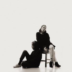 ดาวน์โหลดและฟังเพลง Falling Down (feat. Sara Marie Barron) พร้อมเนื้อเพลงจาก The True Blue
