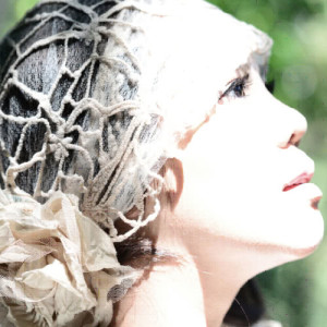 Listen to Ou Er Hui Xiang Nian song with lyrics from 黄锦雯