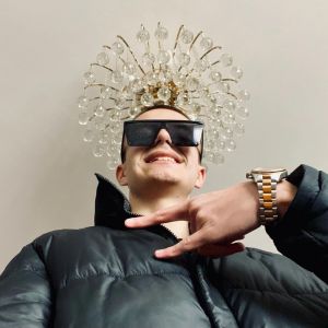 Dengarkan lagu ДЕНЬГИ (Explicit) nyanyian YMONCLER dengan lirik