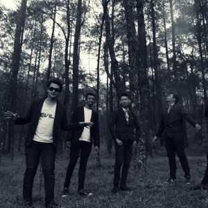 Listen to Dirimu Tak Terganti song with lyrics from Sevila Band