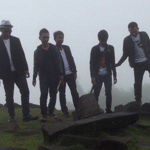 ดาวน์โหลดและฟังเพลง Cerita Kita พร้อมเนื้อเพลงจาก Sevennovey