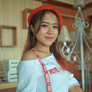 Listen to Selingkuh song with lyrics from Luluk Darara