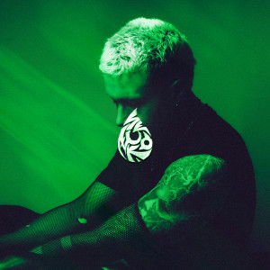 Dengarkan lagu NEZUKO nyanyian Wenzo dengan lirik