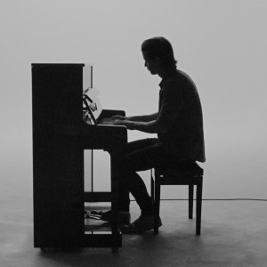 Listen to 只是一首简单的歌（Just A Simple Song ） (完整版) song with lyrics from 张新