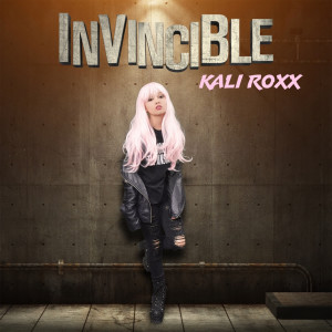 Dengarkan lagu Invincible nyanyian KALI ROXX dengan lirik