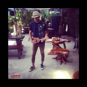 ดาวน์โหลดและฟังเพลง ดอกฟ้าหมาวัด พร้อมเนื้อเพลงจาก กุ้ย วัชรา