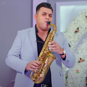 Listen to Pamantul De-as Colinda song with lyrics from Boby Dragomir