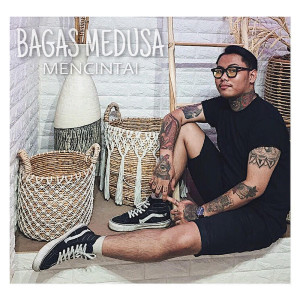 Dengarkan lagu Mencintai (Other Version) nyanyian Bagas Medusa dengan lirik