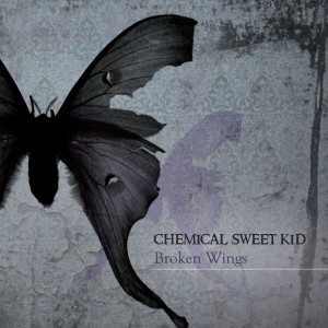 Dengarkan lagu Broken Wings nyanyian Chemical Sweet Kid dengan lirik