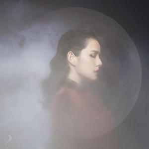 Dengarkan Moon lagu dari Diana Wang dengan lirik