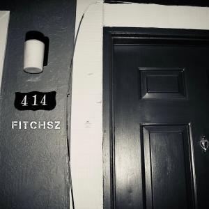 收聽Fitchsz的Sunglasses and Watches (feat. Haxim)歌詞歌曲