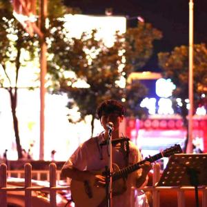 Dengarkan lagu You Qing Ren Nan Cheng Shu Juan nyanyian 王小帅 dengan lirik